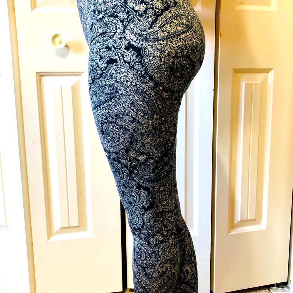 Suzy shier leggings
